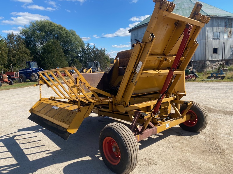 Hay/Forage/Livestock  Haybuster 256 Bale Chopper Photo